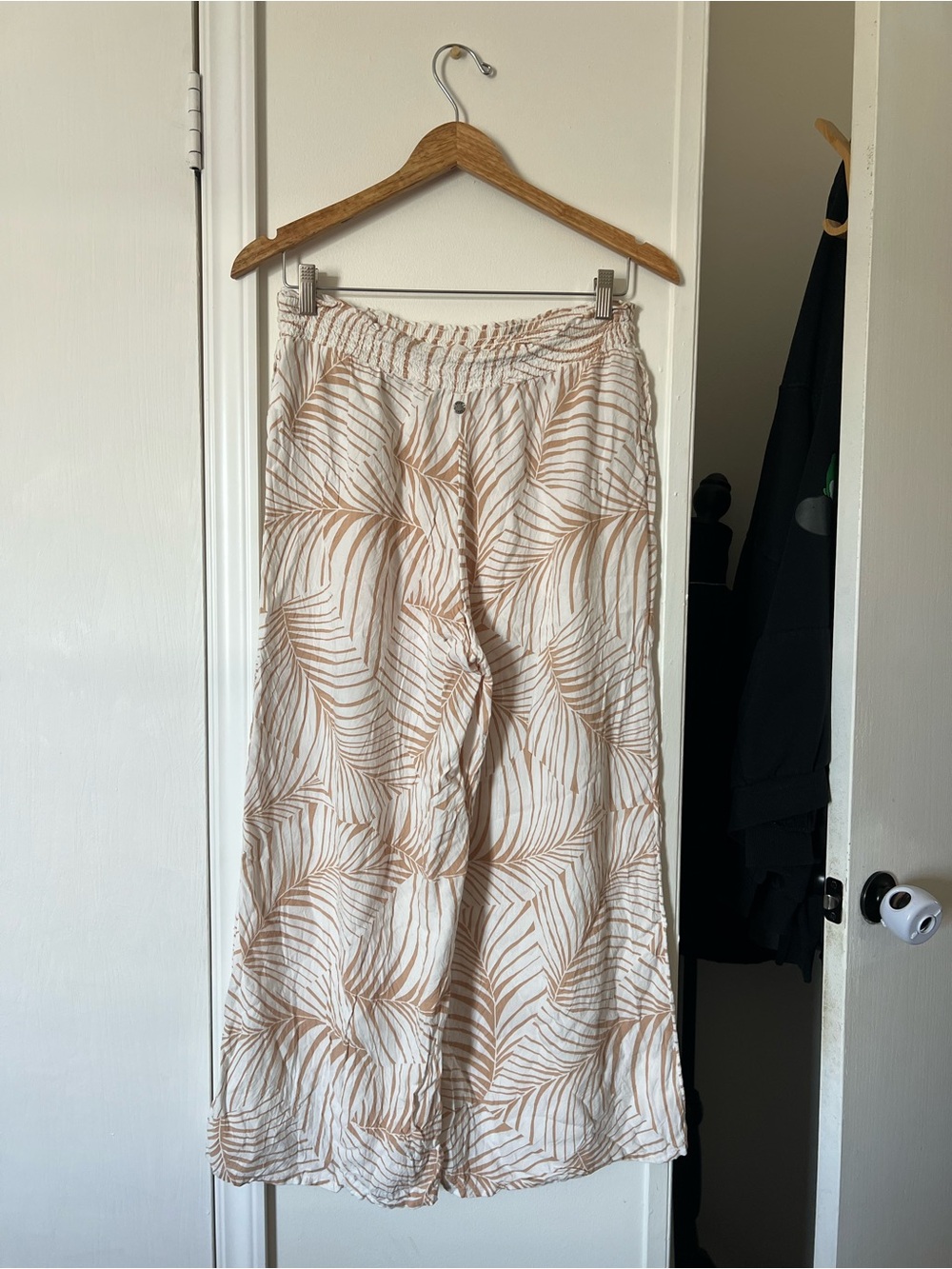 Roxy Women's White and Beige Wide Leg Palm Print Pants - Picture 4 of 6